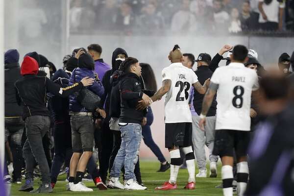 Dos hinchas de Colo Colo mueren en estampida al intentar ingresar al estadio - Fútbol Internacional - ABC Color