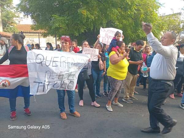 Pobladores del barrio San Francisco exigen la titulación de sus viviendas - Nacionales - ABC Color