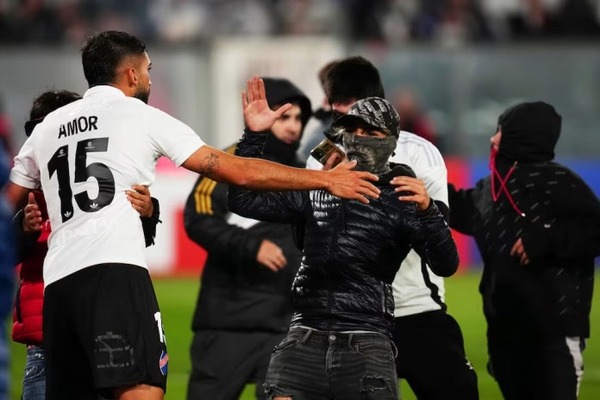 Dos hinchas de 13 y 18 años murieron en una avalancha previo a un partido de fútbol en Chile - ADN Digital