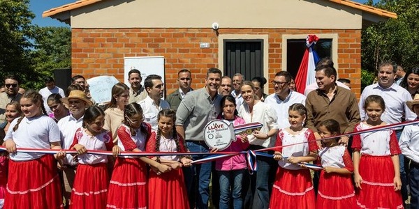 Peña entrega viviendas en Caaguazú y promete no dejar a nadie atrás - ADN Digital