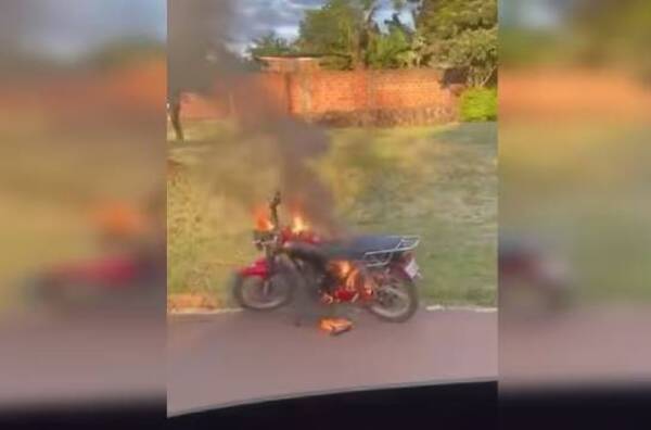 Prefirió hacer brasero de su moto antes que entregarle a los “zorros”: insólito caso en Cambyreta