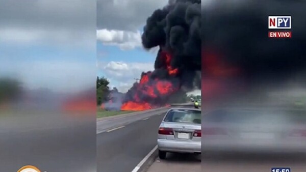 Camión cisterna volcó y ardió en llamas en Paraguarí