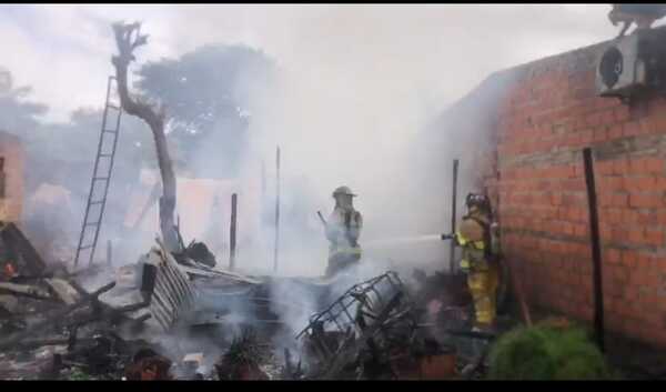 Fuego devora dos casas en asentamiento luqueño •