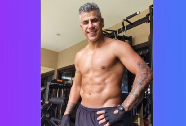 Carlos Bonet presume de sus abdominales rozando ya los 50