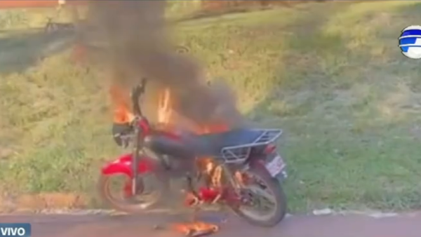 Joven quema su motocicleta tras ser incautada por agentes de tránsito en Cambyretá