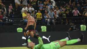 Libertad vence a Nacional y sigue liderando cómodamente