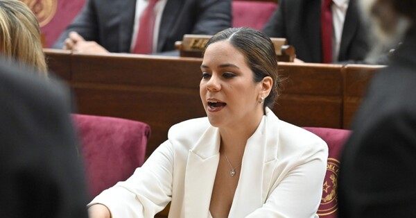Johanna cambia de postura y dice que pedirá permiso para ser candidata en Asunción