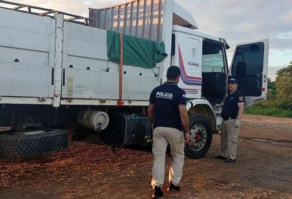 San Estanislao: asaltan camión, secuestran al chofer y roban tambores de esencia de petitgrain - Policiales - ABC Color