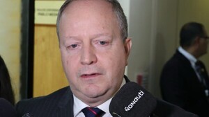 El ministro de Economía reconoce que la canasta básica “está cara”