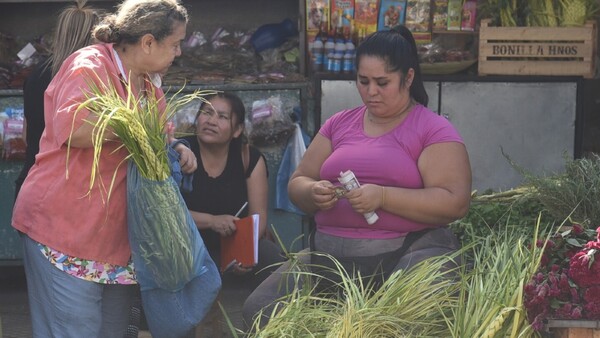 En mercado tejen el pindo sin pausa para surtir a fieles en Semana Santa