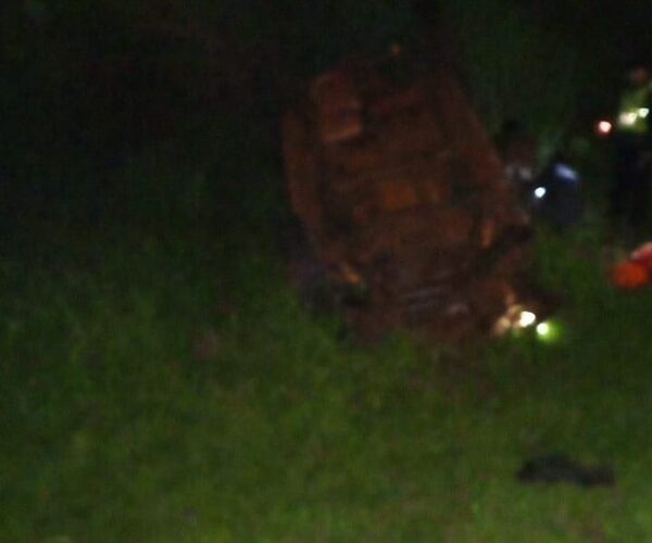 Luz alta de otro vehículo causa vuelco de camioneta y deja cuatro heridos en Minga Porã – Diario TNPRESS