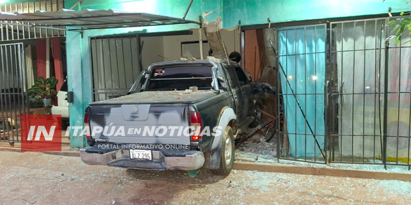 CONDUCTOR EBRIO TERMINÓ CON SU CAMIONETA DENTRO DE UNA VIVIENDA