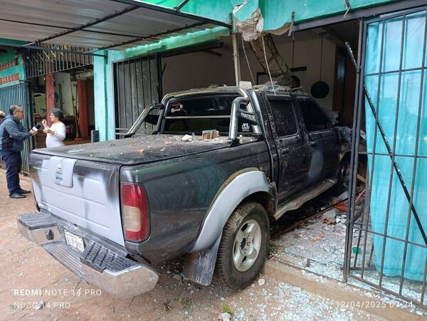 Conductor borracho causó accidente y terminó estrellándose contra una vivienda