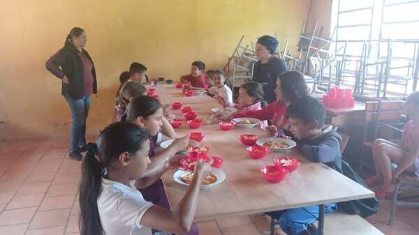 Hambre Cero: comedor funciona en aula en peligro de derrumbe, en escuela de San Pedro - Nacionales - ABC Color