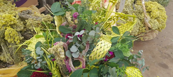 Con fe y tradición: buena venta de ramos en Encarnación pese al clima