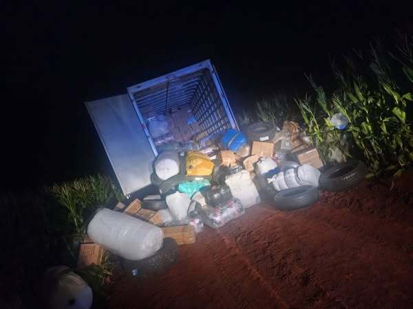 Grupo comando redujo a policías y a transportistas de encomiendas; robó mercaderías, armas y celulares