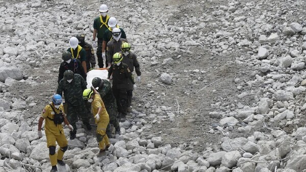 Equipos de rescate hallan 32 cadáveres en la torre derrumbada en Bangkok por el terremoto
