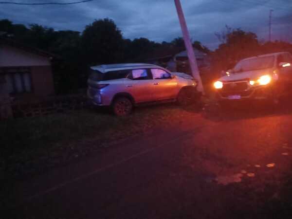 CAMIONETA CHOCÓ CONTRA COLUMNA DE LA ANDE EN OBLIGADO