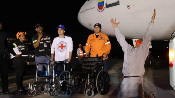 Venezuela dice que 35 de los migrantes que retornaron el viernes estaban en Guantánamo