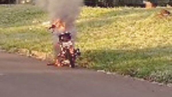 Quemó su moto para protestar por control