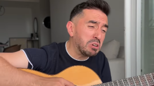 Músico protesta sobre realidad social con canción: “Mamá, ya no quiero ser presidente”.