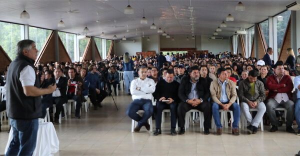 650 docentes de Cordillera participaron de una conferencia sobre programas educativos con enfoque pedagógico