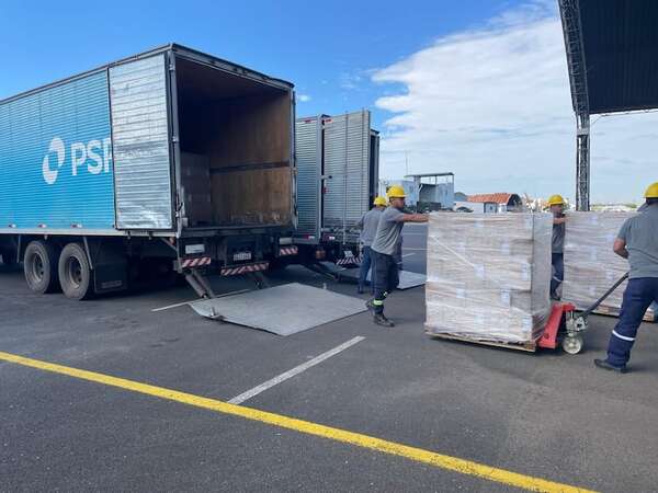 PSF embarca 250.000 unidades de suero fisiológico al Perú donados por el Paraguay - Empresariales - ABC Color