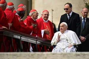 El papa Francisco aparece en la plaza de San Pedro en el Domingo de Ramos - Mundo - ABC Color