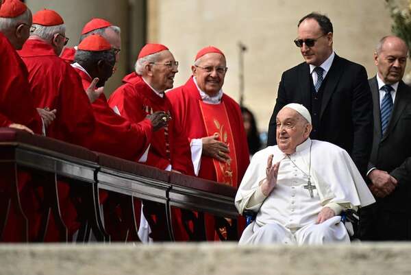 El papa Francisco aparece en la plaza de San Pedro en el Domingo de Ramos - Mundo - ABC Color