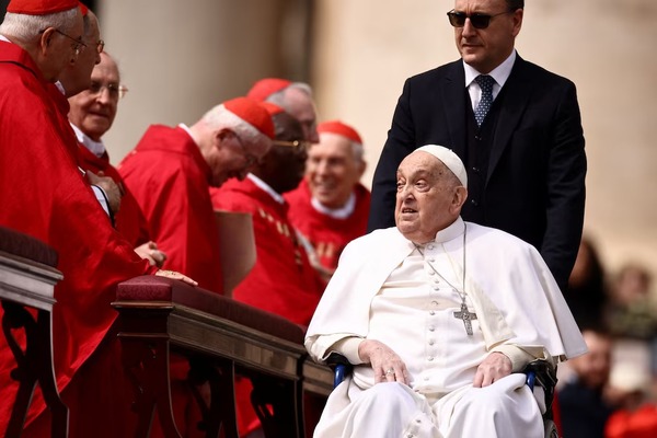 El papa Francisco apareció nuevamente de sorpresa en el Vaticano durante la misa del Domingo de Ramos - ADN Digital