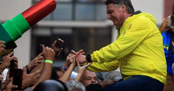 La Nación / Trasladan a Bolsonaro a hospital de Brasilia, donde sería sometido a cirugía