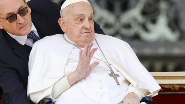 El papa aparece en la plaza de San Pedro para saludar a los fieles en el Domingo de Ramos