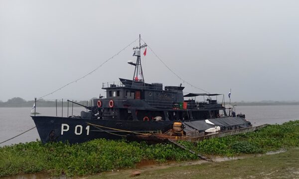 Llegó el buque a Bahía Negra e inicia asistencia humanitaria para damnificados - .::Agencia IP::.