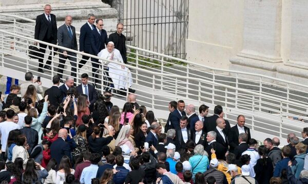 Felicidad en el Vaticano: Francisco se da un “baño de multitudes” en la plaza de San Pedro