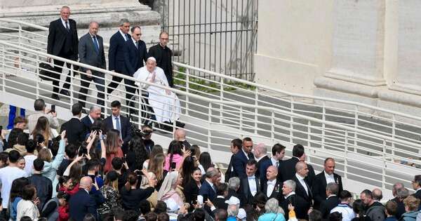La Nación / Felicidad en el Vaticano: Francisco se da un “baño de multitudes” en la plaza de San Pedro