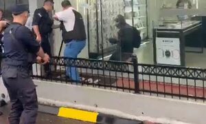 Joven mujer frustra asalto y encierra a delincuente en local hasta llegada de la Policía