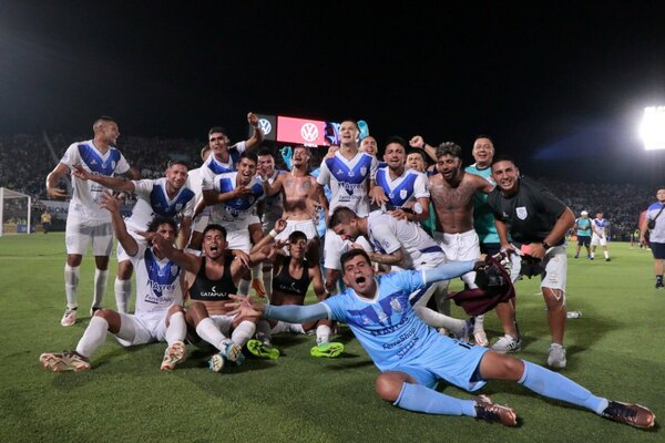 Versus / El homenaje de Ameliano en su estadio a los campeones de la Copa Paraguay y Supercopa
