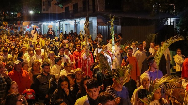 Caacupé: Multitudinaria asistencia de feligreses en procesión de Domingo de Ramos