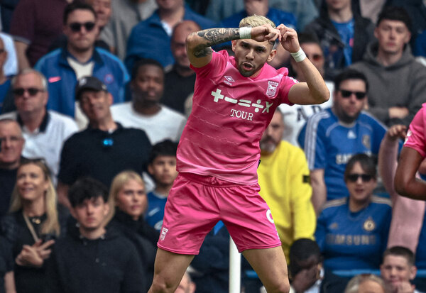 Versus / Julio Enciso, figura del Ipswich Town con gol y asistencia ante el Chelsea