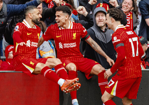 Versus / Liverpool derrota agónicamente al West Ham y se acerca al título