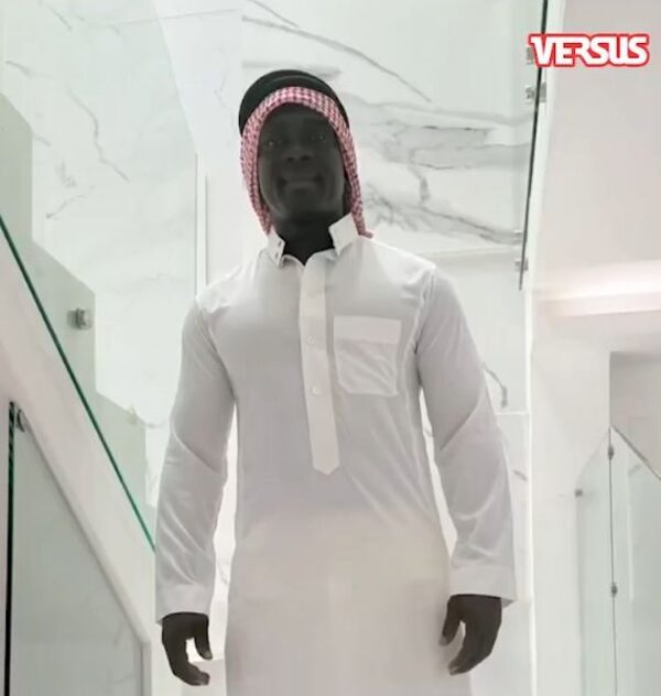 (VIDEO). El DT del Barcelona de Guayaquil llegó vestido así a un local de votación