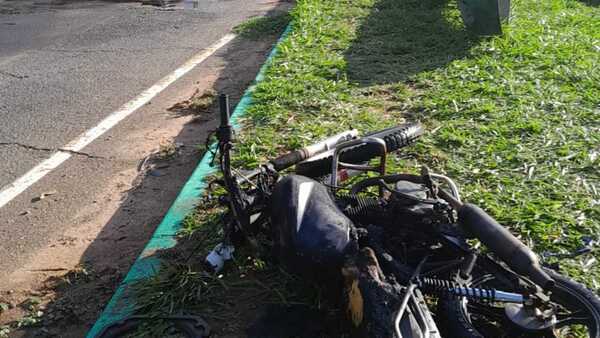 Maniobra imprudente deriva en choque e incendio de motocicleta