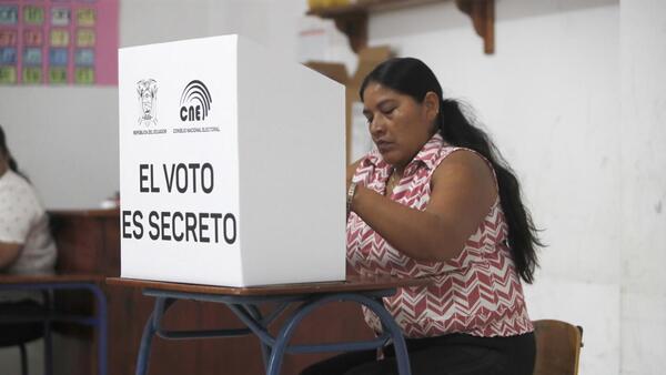 Cierran los centros de votación de las presidenciales en Ecuador y comienza el escrutinio