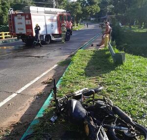 Motociclista se estrella contra puente y el vehículo arde en llamas en Caacupé - Policiales - ABC Color