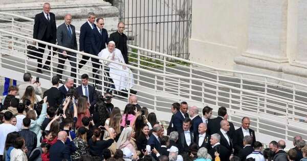 La Nación / Papa aparece en San Pedro