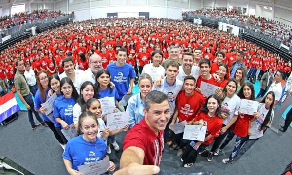 6796 jóvenes reciben hoy certificados de becas del gobierno