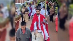 Domingo de Ramos: Pa’i entró sobre un burro para bendecir las palmas