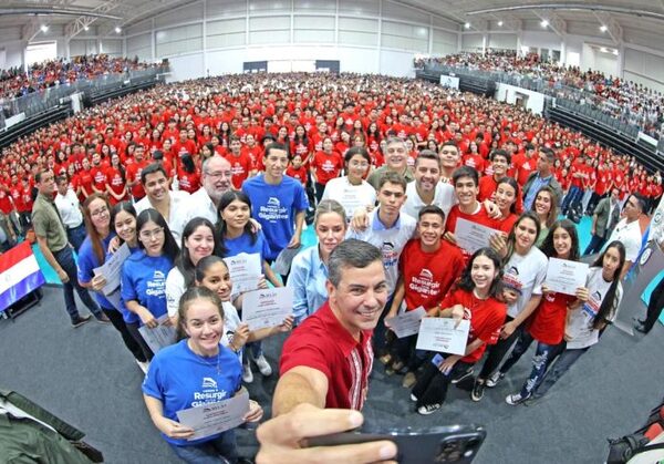 6.796 jóvenes recibirán sus certificados de becas este lunes