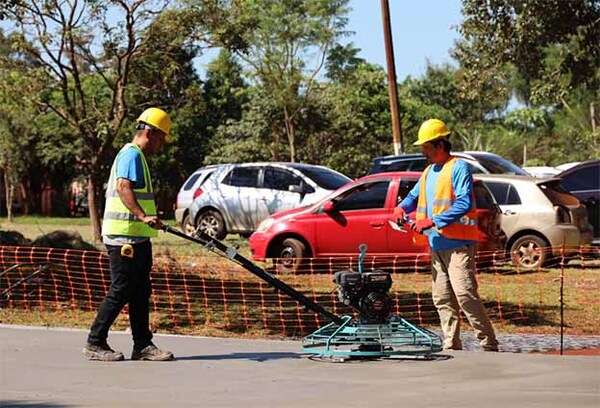 Iniciaron obras para refaccionar dos concurridas plazas en Ciudad del Este, con recursos de Itaipú | DIARIO PRIMERA PLANA