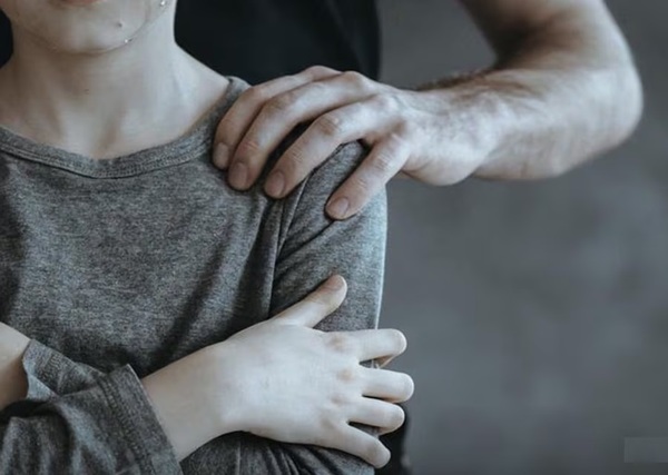 Una mujer queda detenida por prostituir a su hija de 13 años